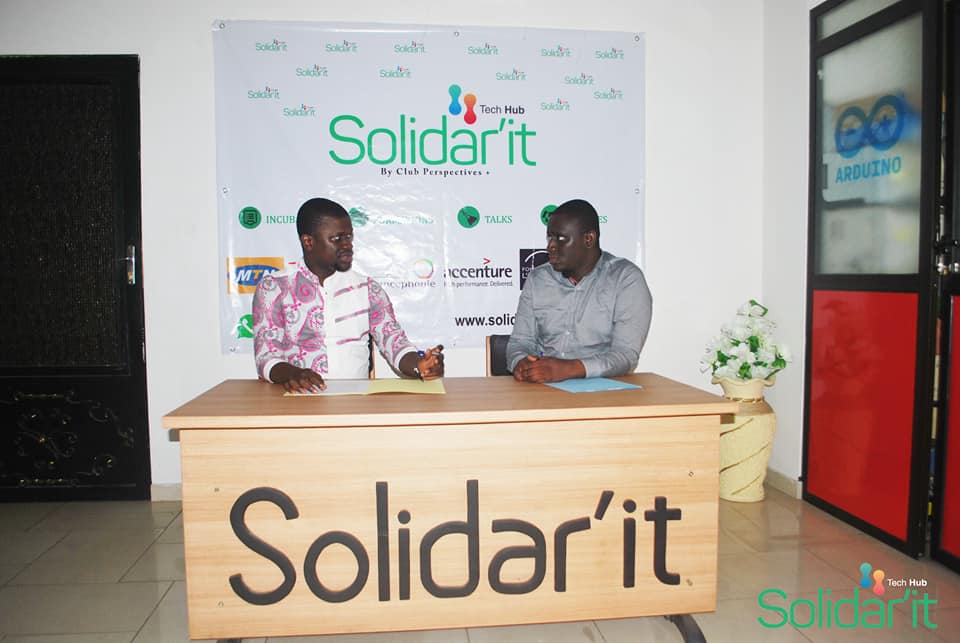 Photo de la signature du contrat d'incubation